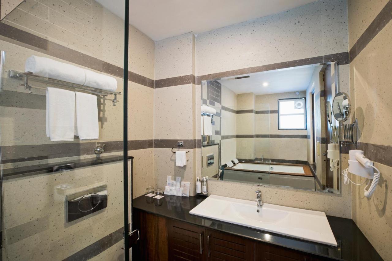 Regenta Inn On The Ganges רישיקש מראה חיצוני תמונה
